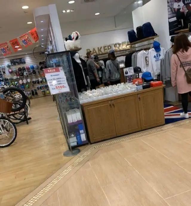 霍建华资金紧张？现身平价服装店低调购物，林心如一旁静静等待