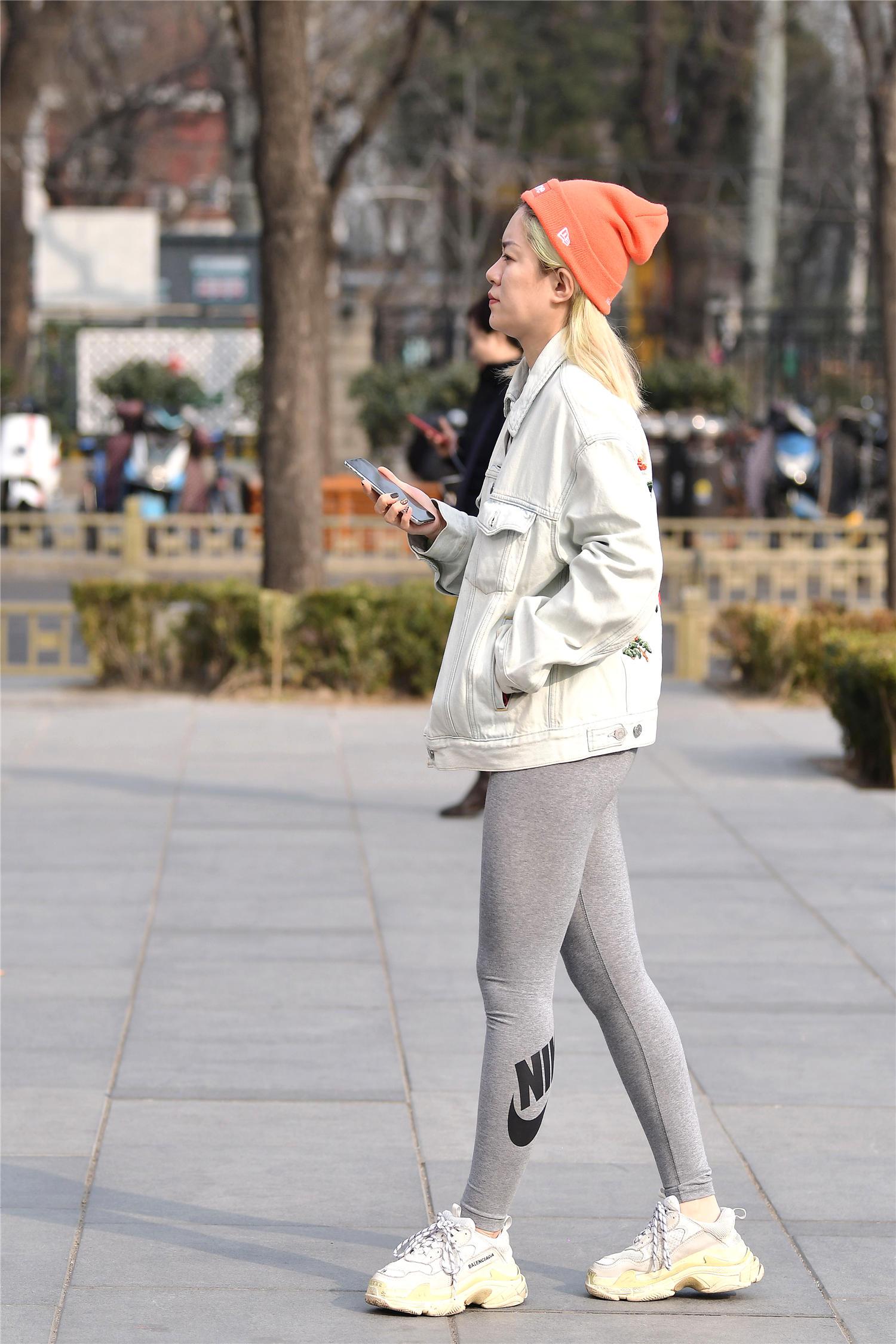 浅灰色健身裤,搭配运动鞋,穿出休闲的感觉