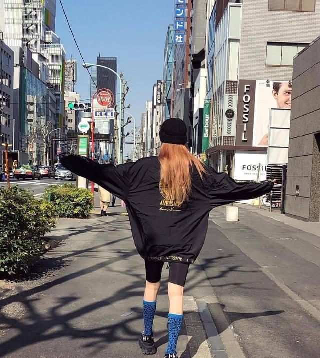 泫雅穿衣终于"正常"了,白卫衣 蓝牛仔嫩到认不出,太仙太减龄