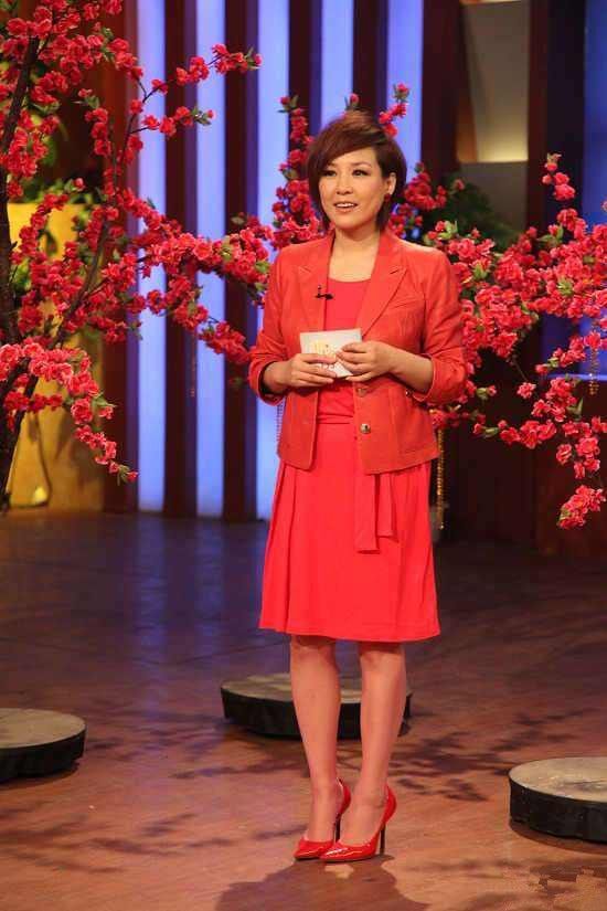 在综艺节目上的李静可以说是发光发亮,下图照片中,李静穿了一套红色系