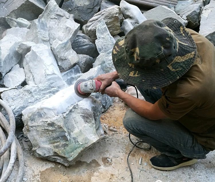 大叔挖回一块图案石头,拿去打磨后,让人眼前一亮