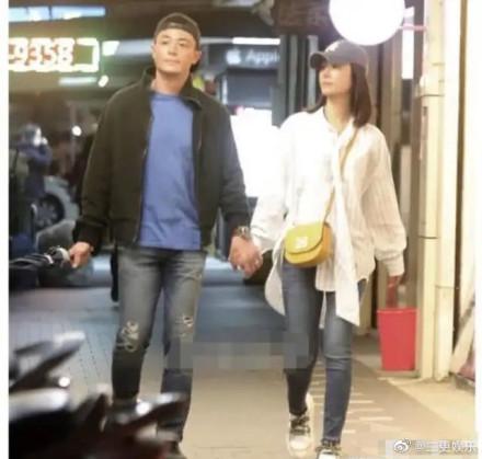 林心如陪霍建华逛特价店,穿灰色很低调,购物也要听取老婆意见