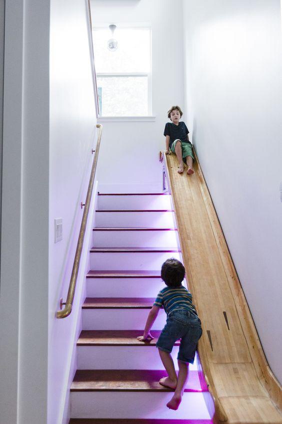 现在有孩子的家庭楼梯都装成这样侧面为滑梯下楼连20秒都不要