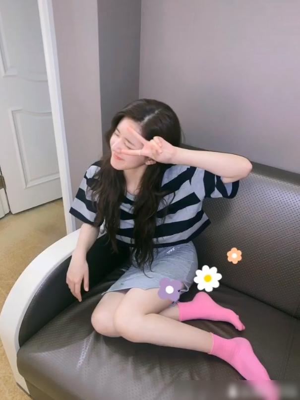 别人穿袜子为了显腿长,赵露思这双"骚粉袜",意外暴露39码大脚