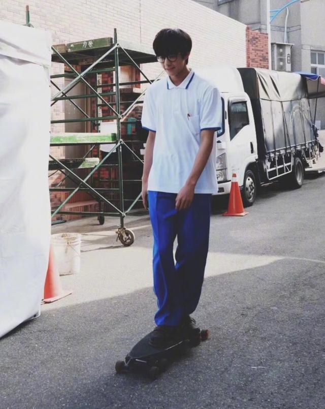 你们见过17岁的宋威龙吗非主流发型搭校服还贼帅活该他能红