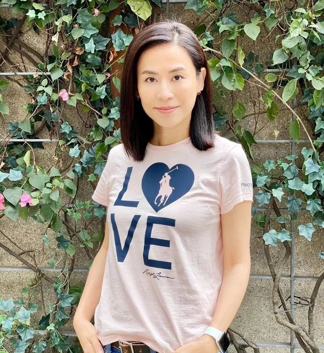 "港剧天后"宣萱新剧开拍,穿白色西装干练气质,一点不像49岁