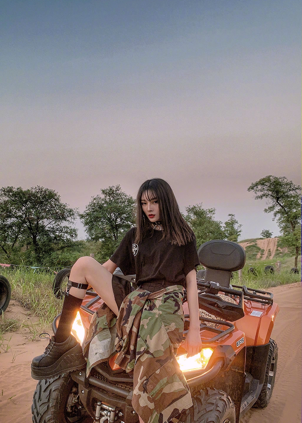 长大后的杨馥宇也已经蜕变成一名女神,这颜值与气质都一点不输给明星.