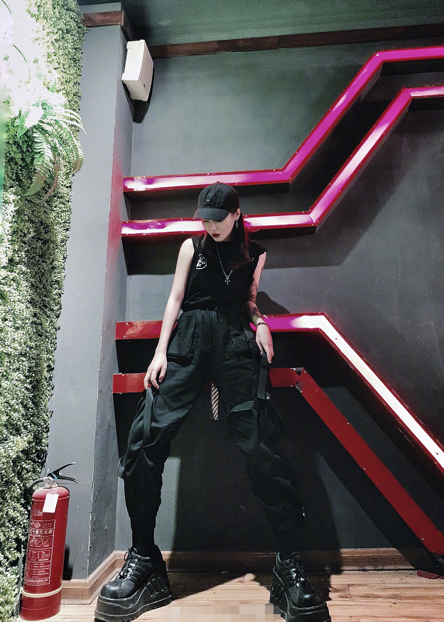 这次杨馥宇的穿搭也是比较个性吸睛的,黑色的t恤与同色系的半身裙搭配