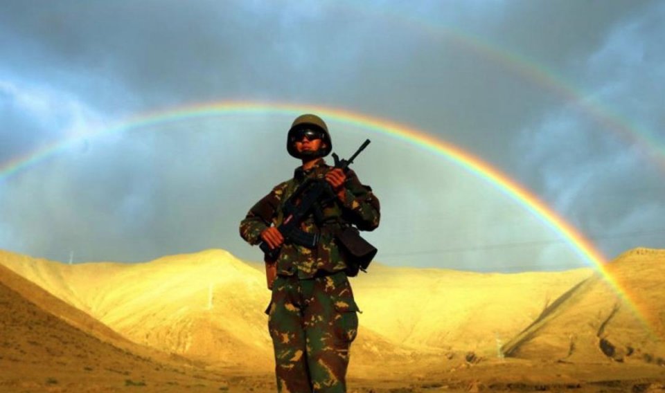 中国哨兵站岗,为何两个人只有一把枪?不是枪不够而是教训不能忘