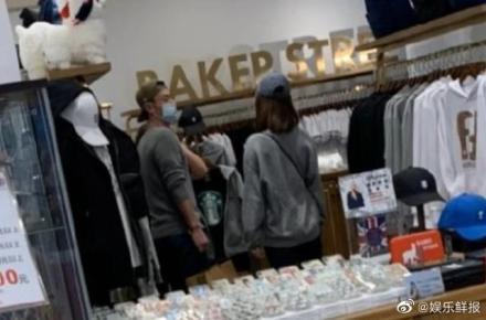 林心如陪霍建华逛特价店，穿灰色很低调，购物也要听取老婆意见