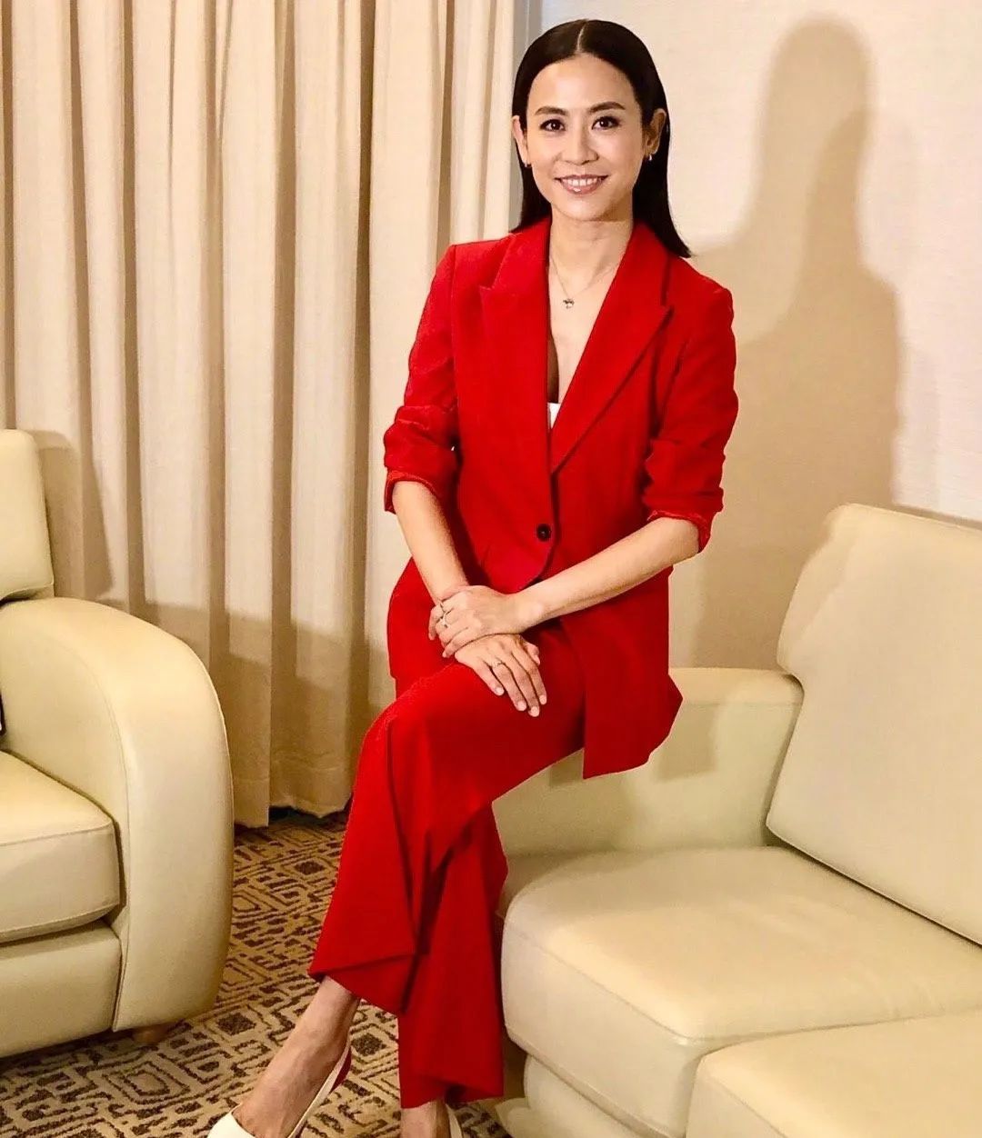 "港剧天后"宣萱新剧开拍,穿白色西装干练气质,一点不像49岁