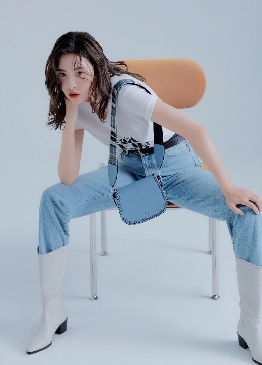 学宣美这样穿显腿长,彩虹卫衣搭白色长裤,高腰带拉伸视觉比例