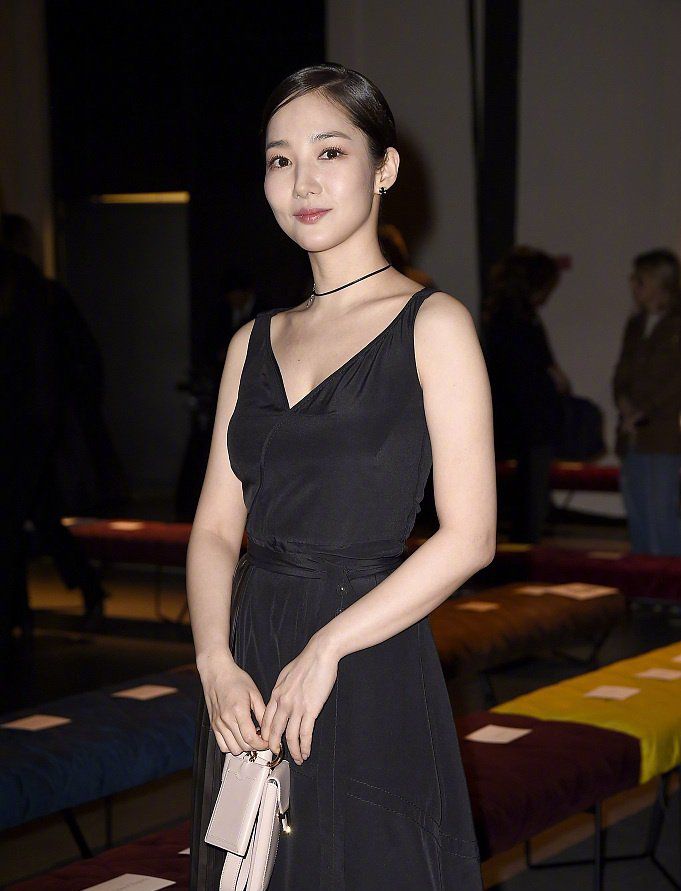 朴敏英现身时装周穿v领黑色拼接长裙端庄优雅气质好迷人
