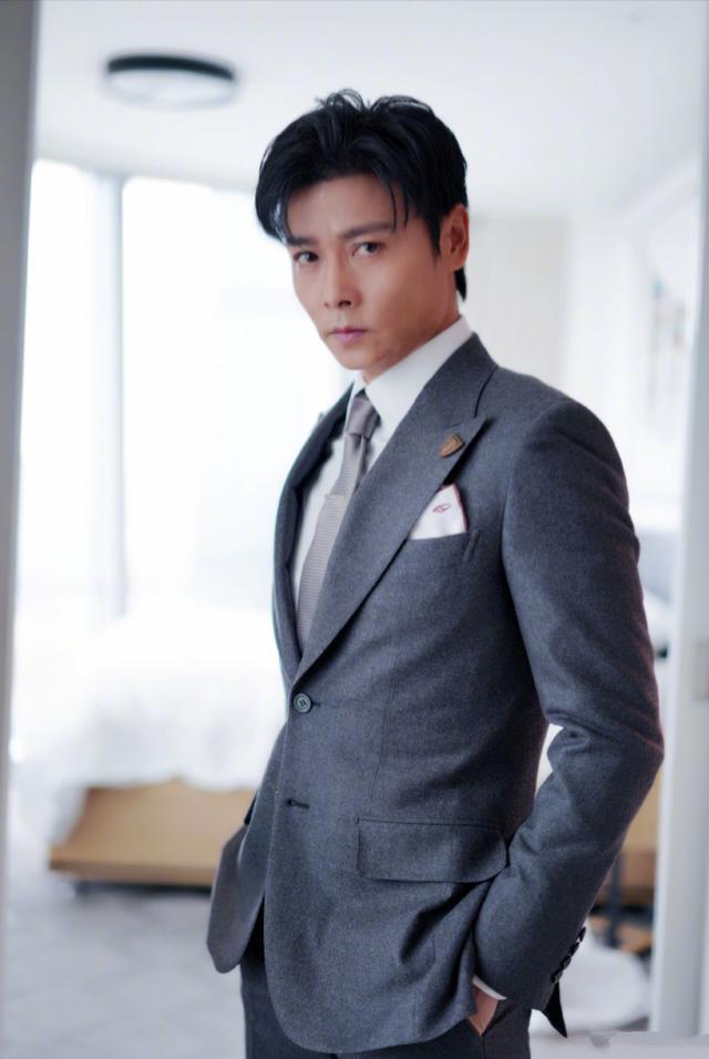 张晋的侧颜看上去更为帅气有型,棱角分明的轮廓,俊逸非凡的五官,加上