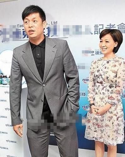 曾宝仪妈前男友曝新恋情与短发美女当街挽手,曾与宝妈吃面aa制