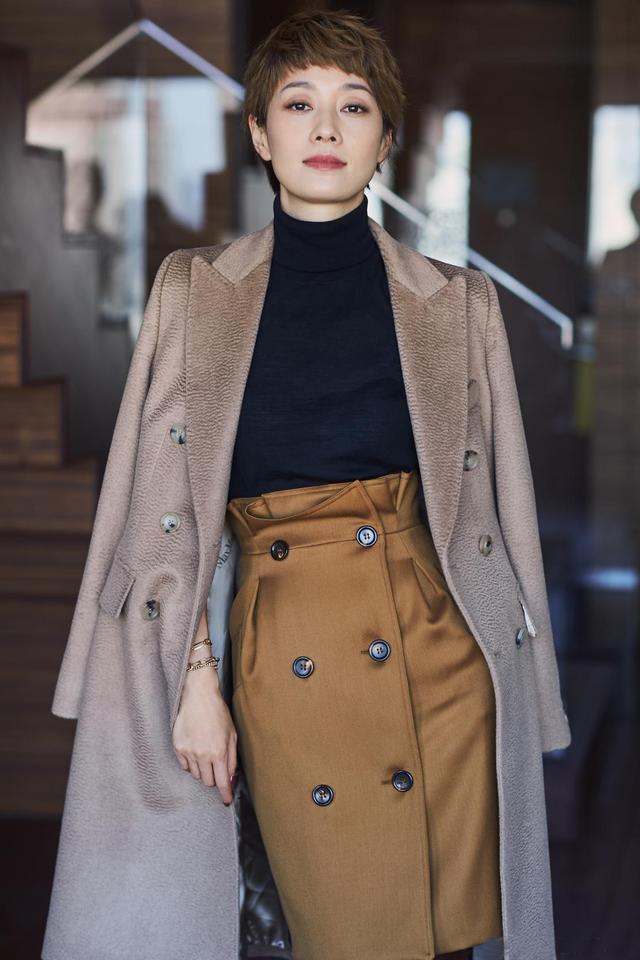 马伊琍就是会穿,简约穿搭 狗啃短发,意外时髦又高级,真美