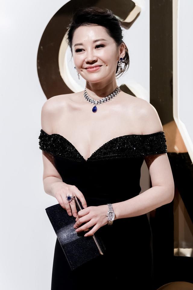 许晴穿露肩长裙秀丰满身材,梨涡醉人,但脖子的纹路却暴露了年纪