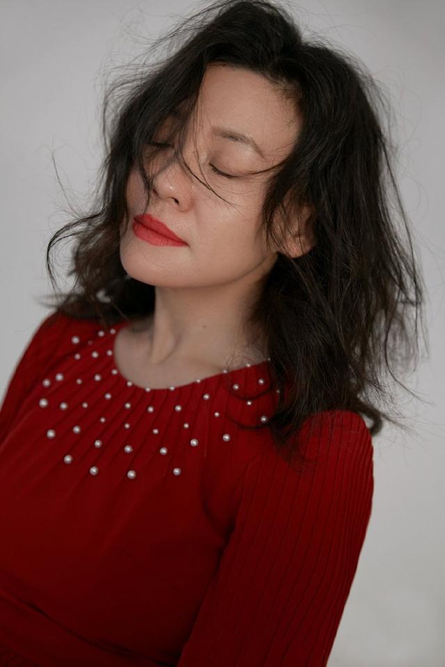 她是《知否》盛家大娘子,今穿大红色长裙,配卷发46岁明艳动人