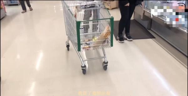 欧阳娜娜独自在国外逛超市，看到购物车的东西后