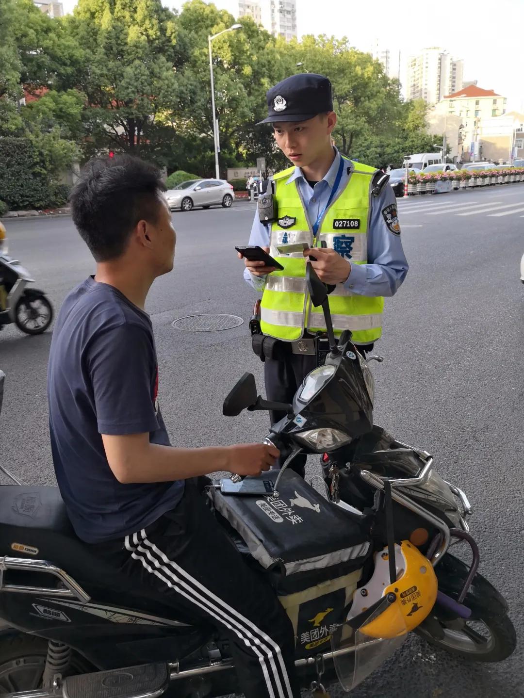 "传帮带"是曹家渡派出所历来的优良传统,如今已是副所长的姜慧将接力