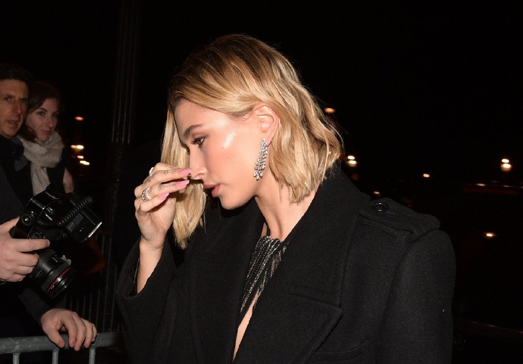 贾斯汀比伯24岁妻子海莉近照a字晚礼裙亮相变身长腿女神