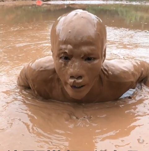 男子走在泥潭,发现一个奇怪的洞,钻下去之后马上往回游