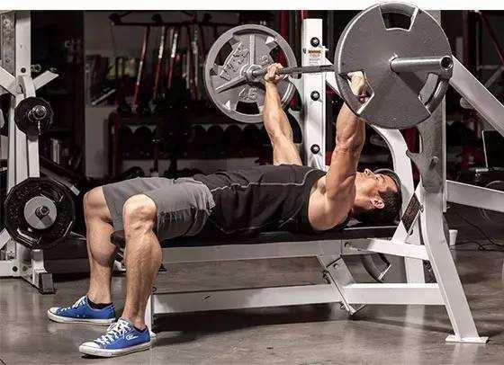 杠铃平板卧推(以下简称卧推)是力量训练的基本动作,也是力量举举比赛