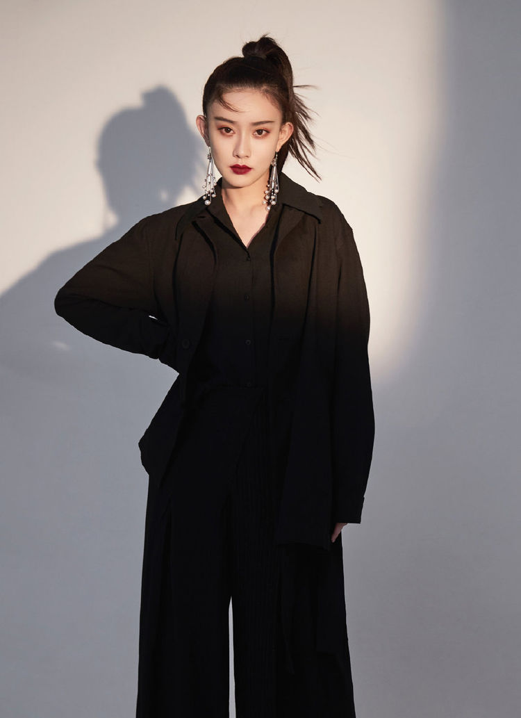 她是陈情令中的温情今穿黑色装配暗红色口红冷艳又霸气