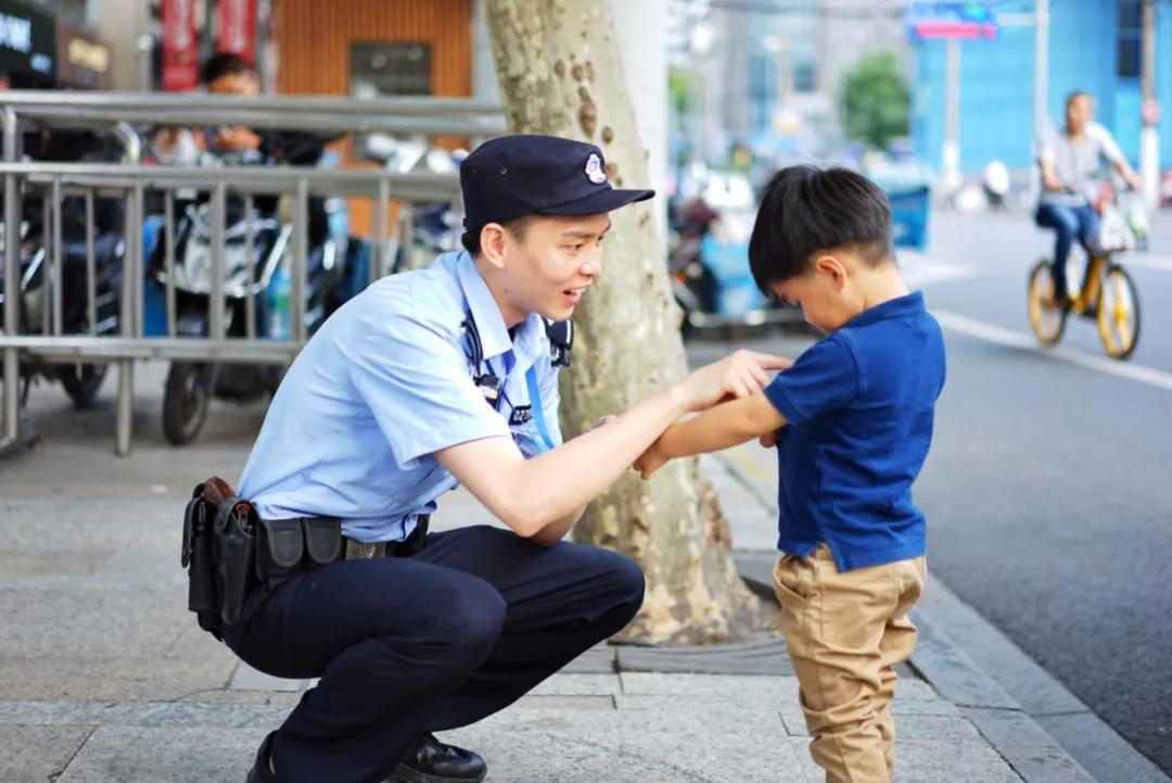网红民警"小唐哥"真的来了,我们还跟着他做了一次街面巡逻