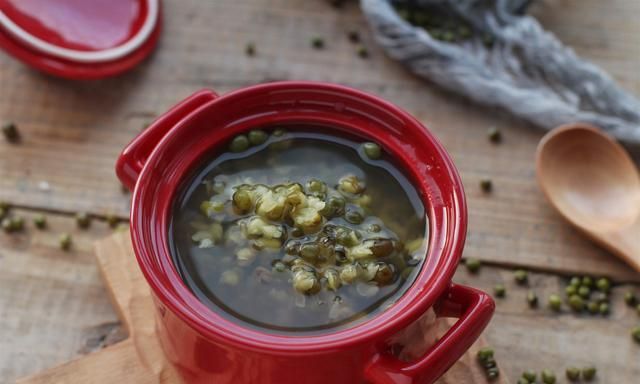 上以后,家里煮汤的工具,食材不停地升级,煲汤达人的称号我感觉都指