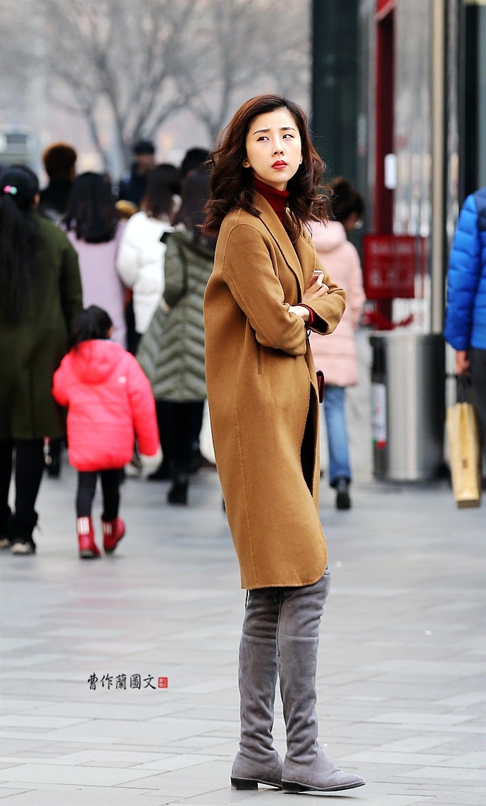 街拍:穿出欧陆范儿的驼色大衣美女