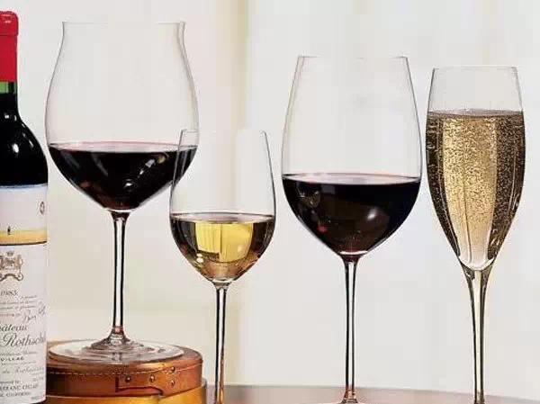 倒葡萄酒时,一杯倒多少为宜?