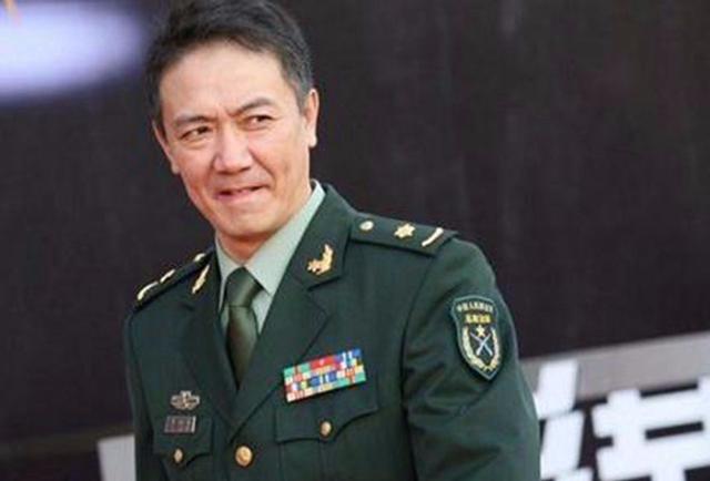 通过以上的知识,我们就可以现学现用,判断一下李幼斌的军衔,首先我们