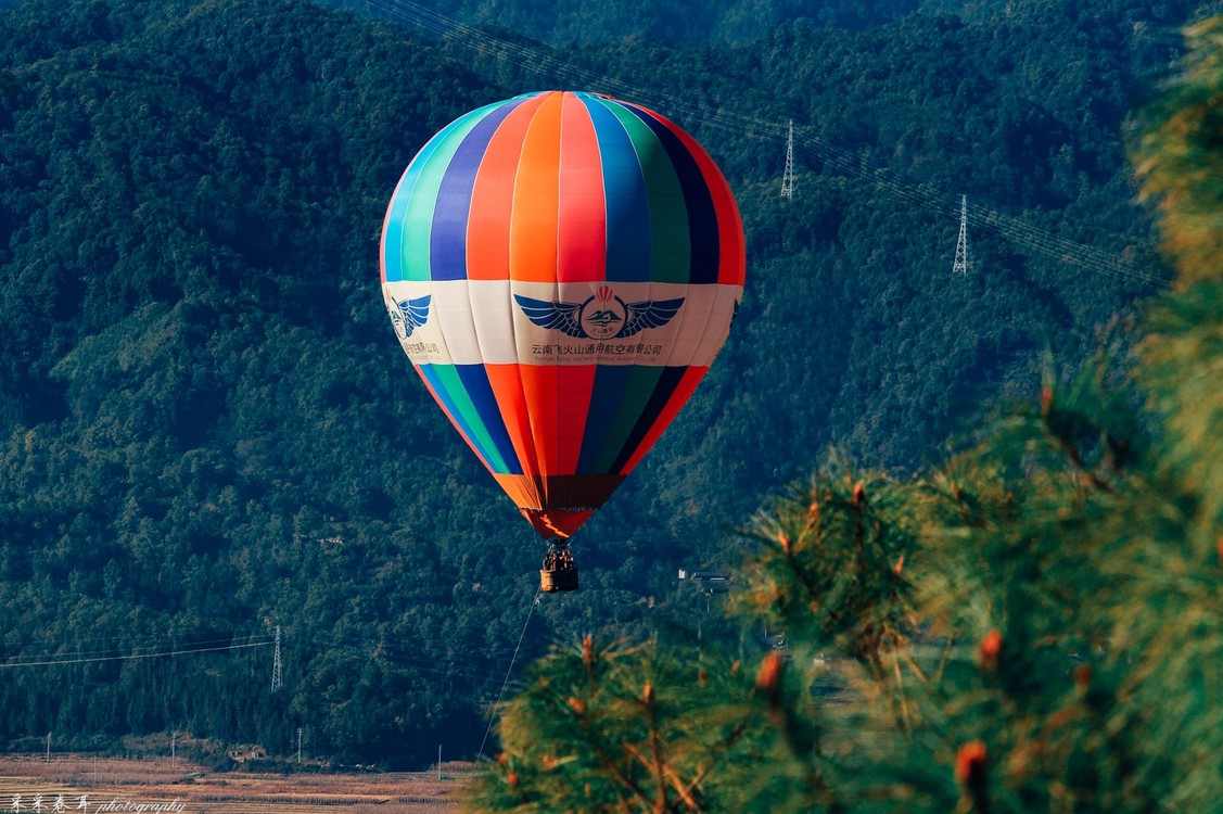 腾冲火山地质公园乘坐热气球体验:各种滋味应有尽有__财经头条