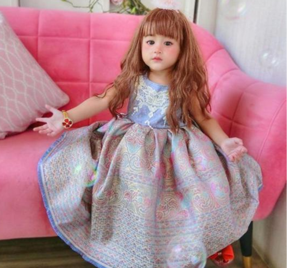 泰国2岁女孩太美走红,被误认是"洋娃娃",没想妈妈更美!