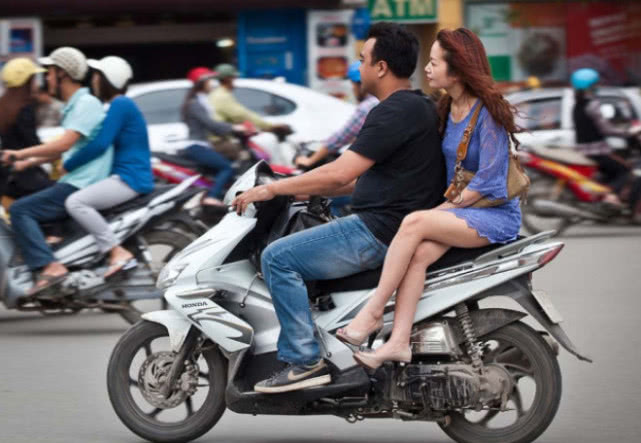越南女孩为什么非要侧身坐摩托，而不跨着坐，原来还有这些猫腻