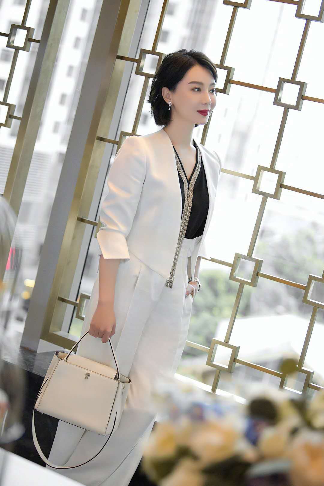 43岁陈数百变西装造型来袭,化身职场女强人,气场霸气