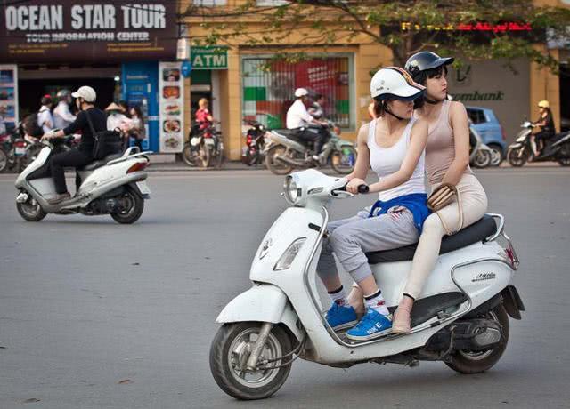 越南女孩为什么非要侧身坐摩托，而不跨着坐，原来还有这些猫腻