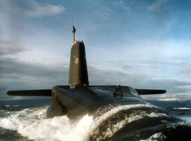 300亿核潜艇海底撞上不明物体，浮出水面后，两眼一看真尴尬休闲区蓝鸢梦想 - Www.slyday.coM
