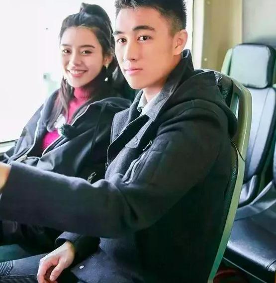 梁安琪儿媳太幸运,何猷君带老婆坐飞机,年纪小却帮奚梦瑶戴帽子