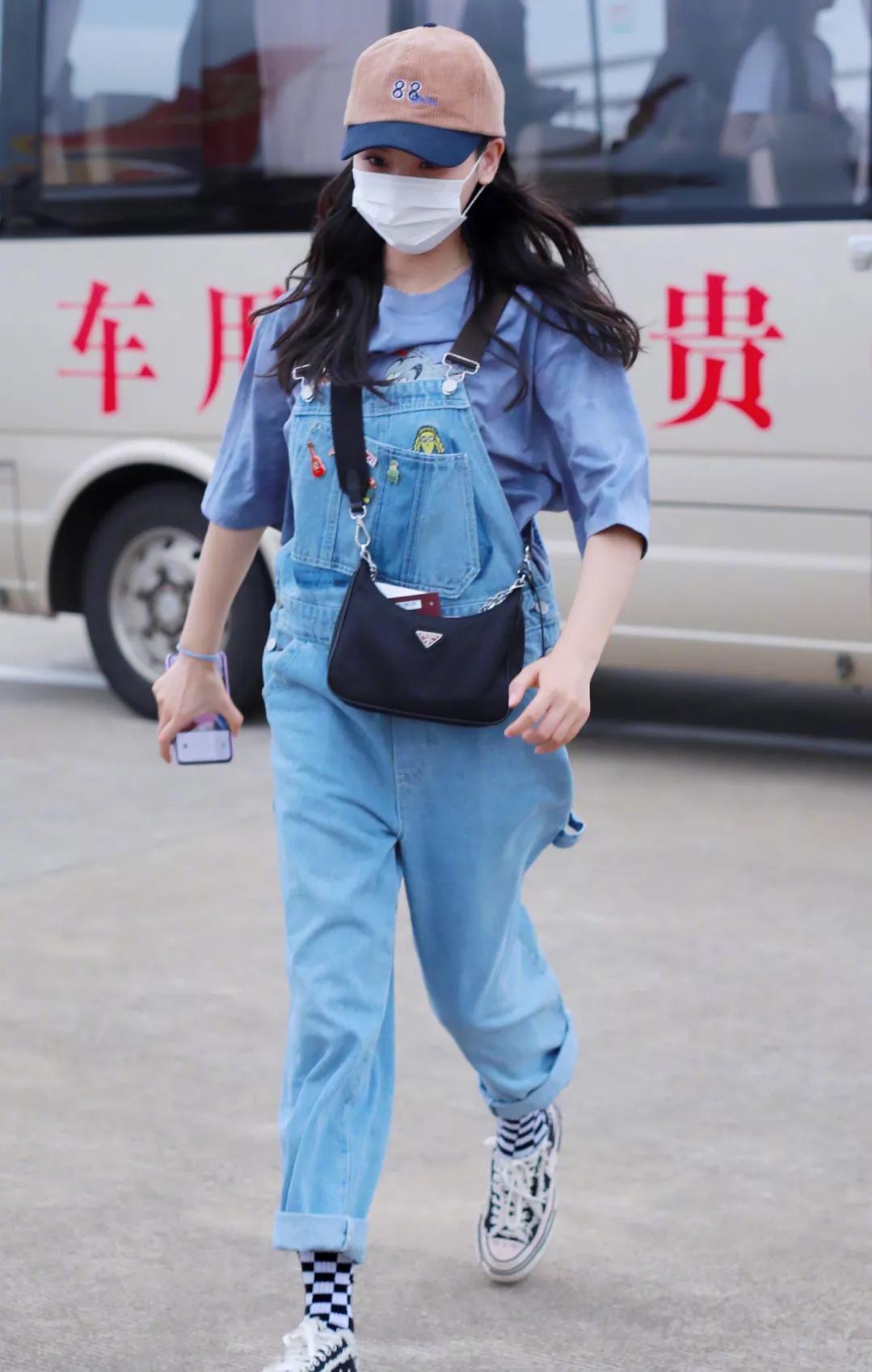 00后开始嫌弃小白鞋了?看杨超越这款"牛奶匡威",无敌潮