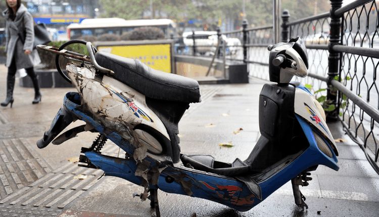 電動車鎖路邊遭小偷光顧,車主只笑笑不說話!