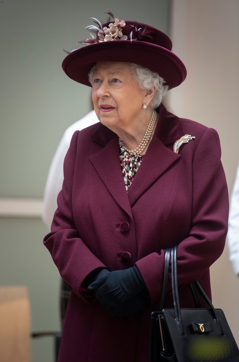 穿"高贵"紫红大衣气场十足,配印花裙太显活力