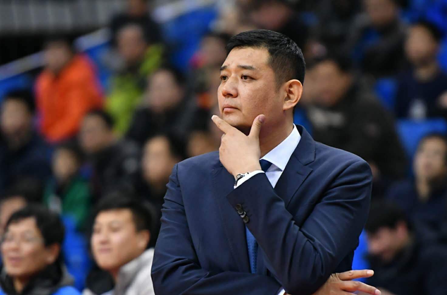 青岛队出国三周吴庆龙桌上中华烟显眼