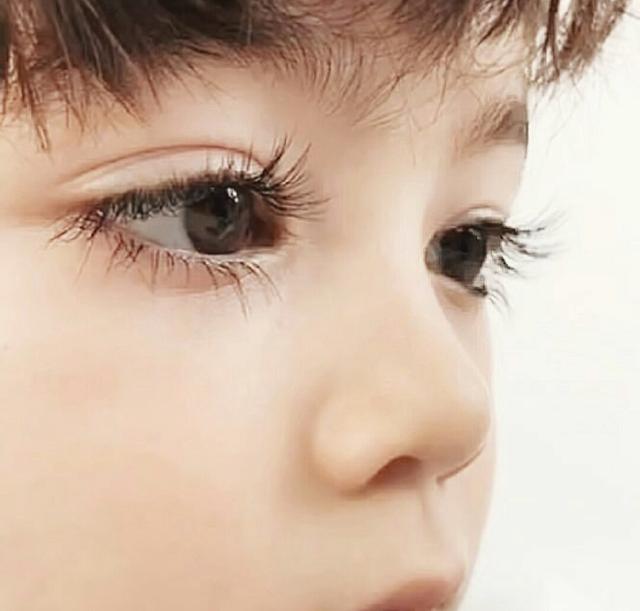 "睫毛精"宝宝走红,网友:眼睛是心灵的窗户,他们还自带窗帘
