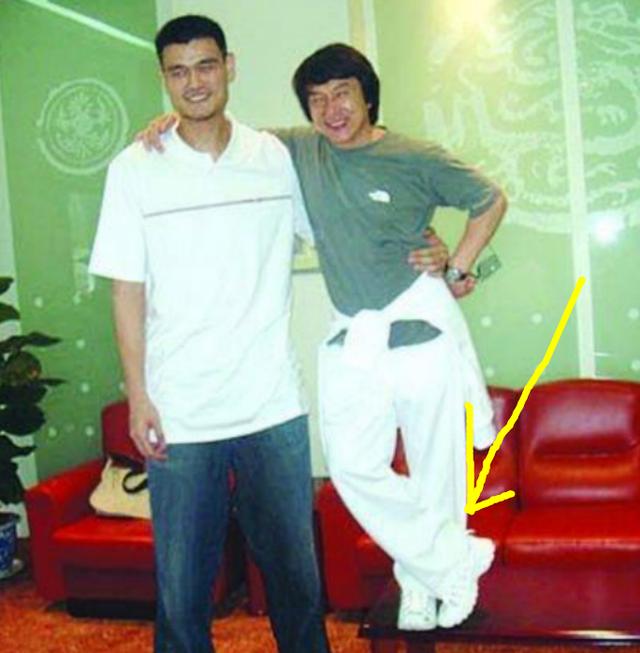 如果给你一次与姚明合影的机会,姿势要想好,成龙大哥给示范了