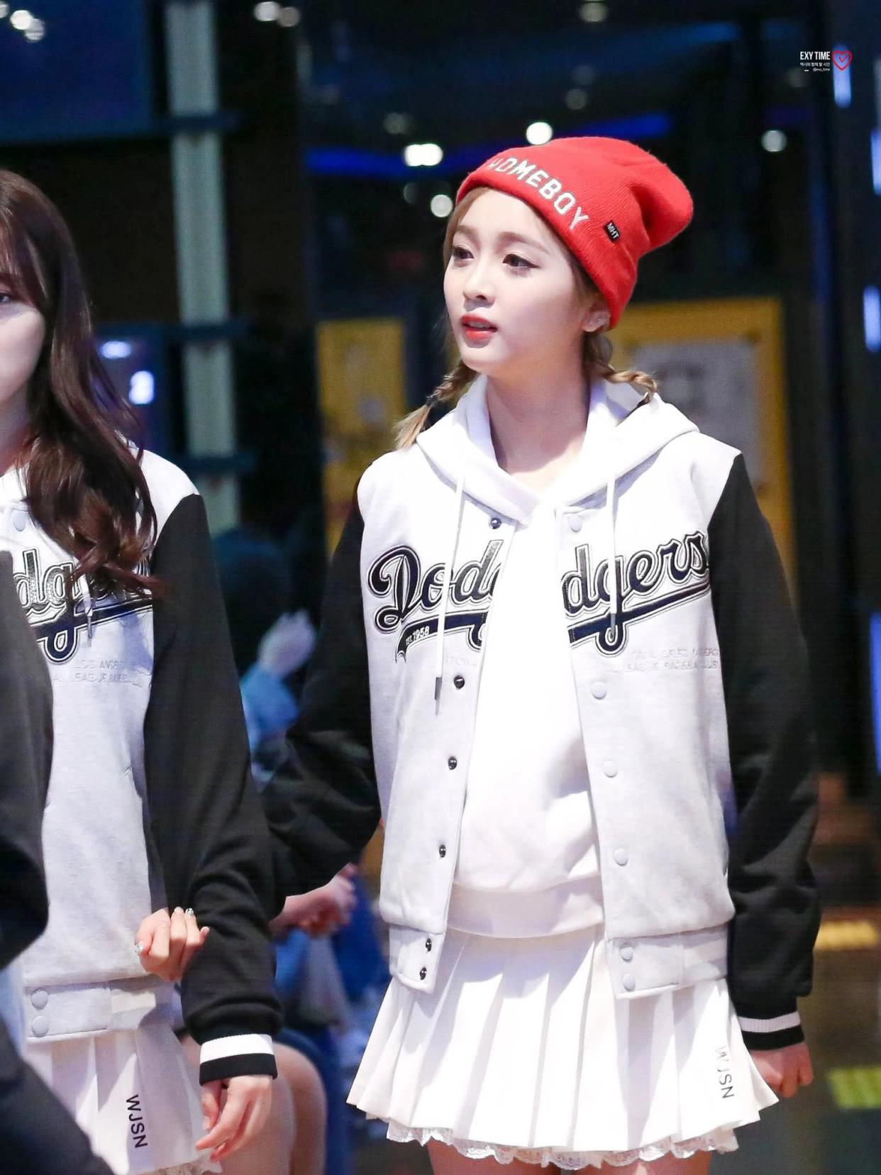 鞠婧祎和吴宣仪,仅相差1岁,同样搭配小红帽,不是年轻就能赢!