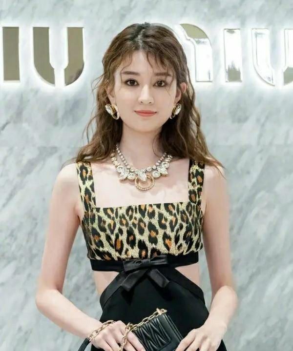 乔欣啥时候变这么狂野了?穿豹纹露腰裙真要迷死人