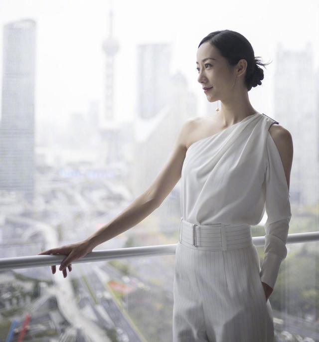 韩雪果然是"白富美",穿斜肩上衣配阔腿裤亮相,高级感爆棚
