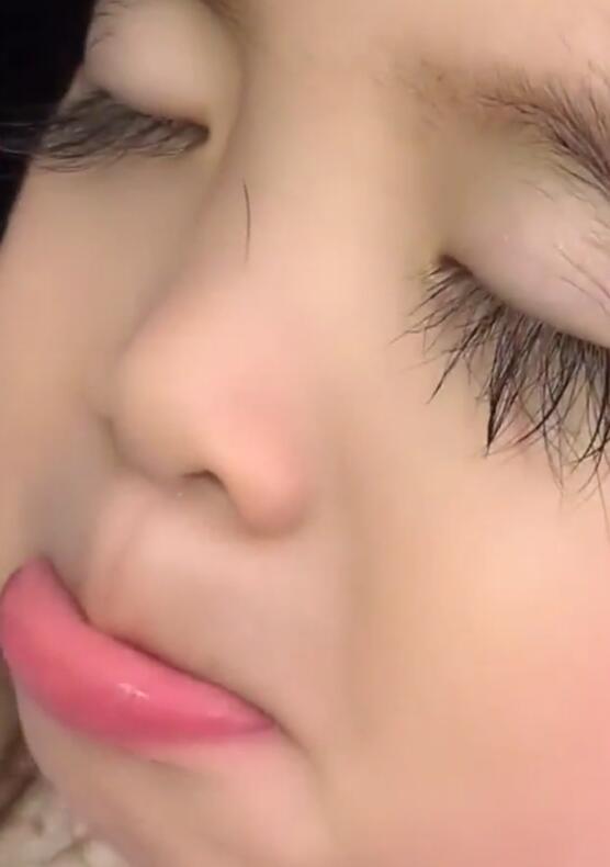 "睫毛精"宝宝走红,网友:眼睛是心灵的窗户,他们还自带窗帘